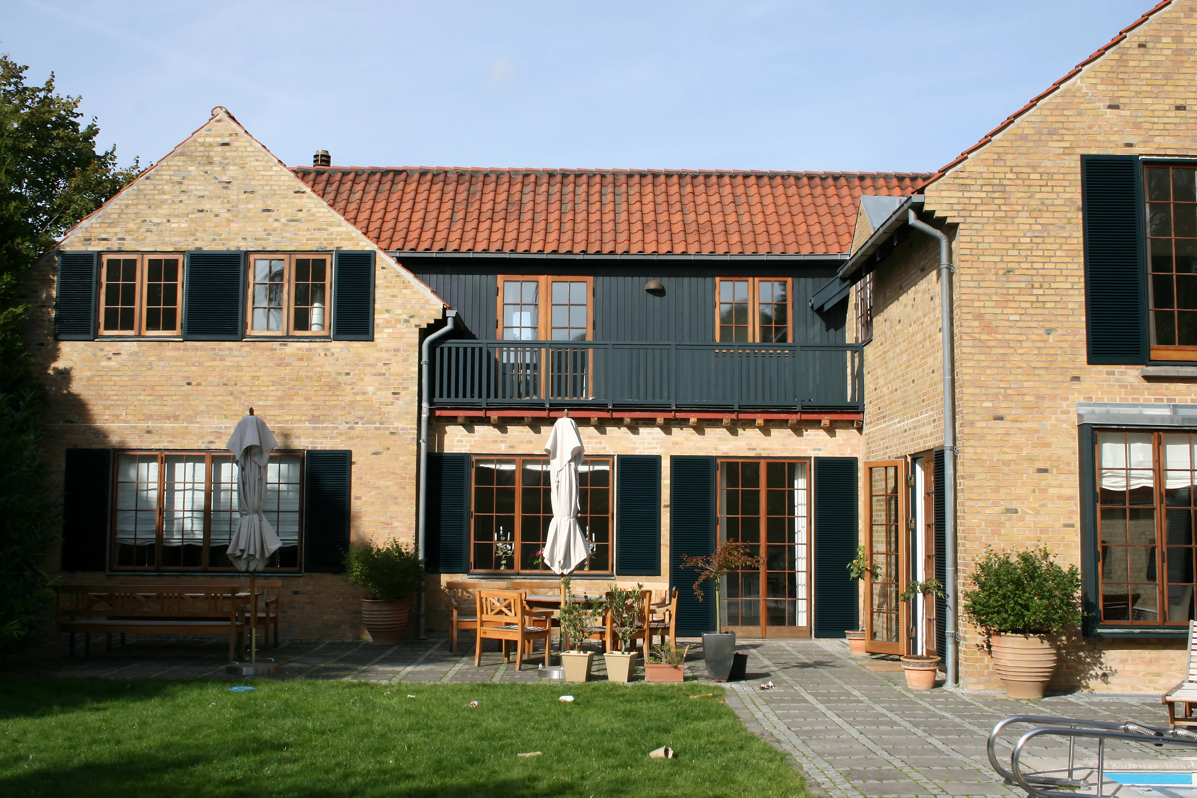 Skodder på villa, vinduesskodder, pynteskodder, jalousiskodder, Skodder på villa, vinduesskodder, pynteskodder, jalousiskodder,