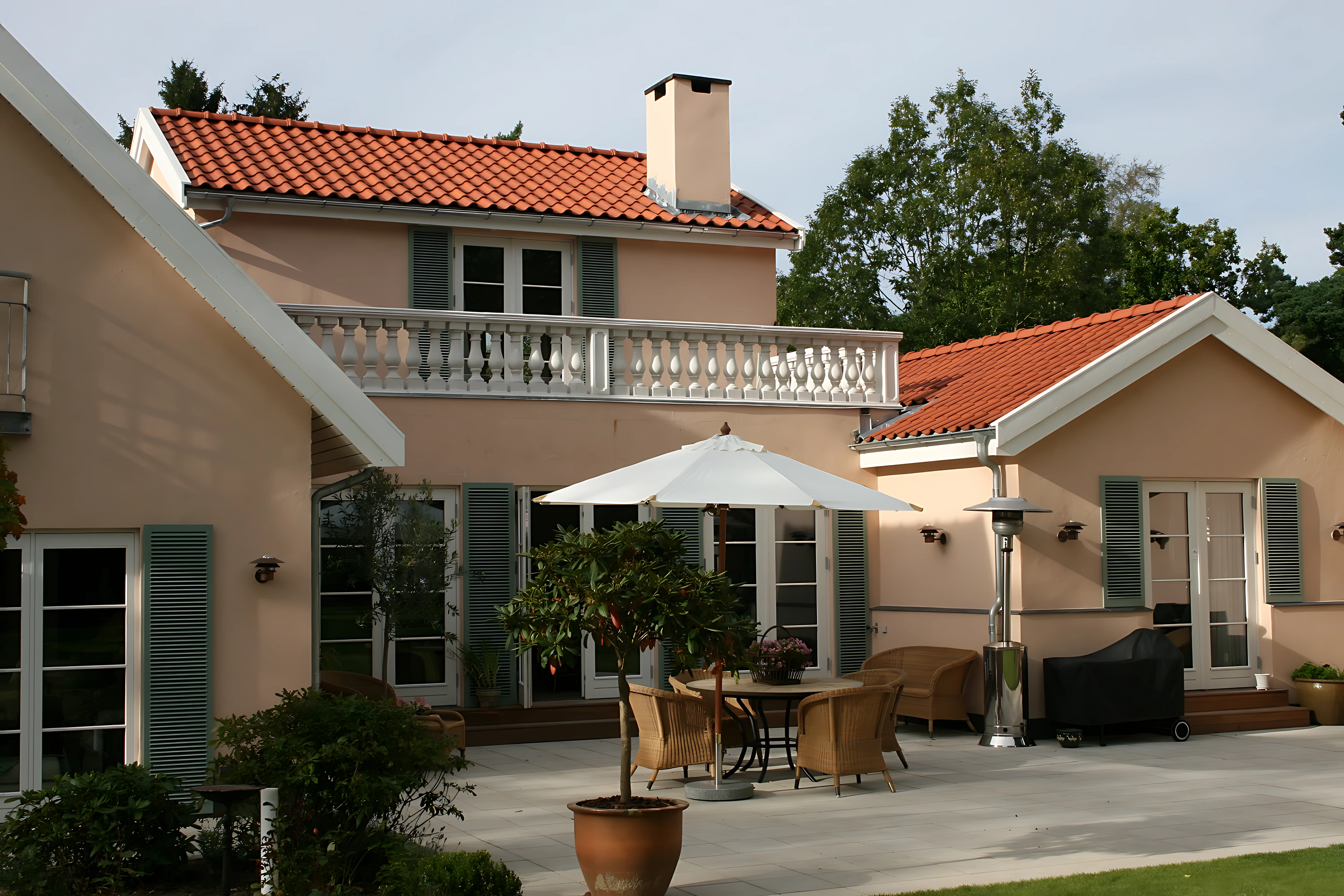 Skodder på villa, jalousiskodder, pynteskodder, vinduesskodder, Skodder på villa, jalousiskodder, pynteskodder, vinduesskodder,